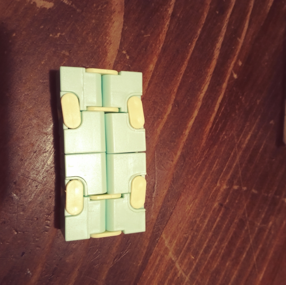 Fidget - Picture 6 of 7
